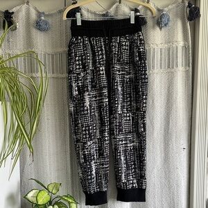 🌸Angie Black and White Patterned Capris